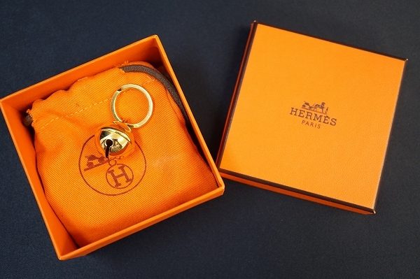 ころんとした鈴チャームが可愛らしいエルメスのキーリングを買い取りました