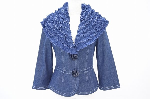 フリルやボタンデザインが非常に女性らしい華やかさのあるノコオーノのデニムジャケットを出張買取いたしました