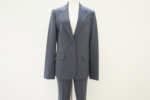 さまざまなシーンで活躍！セオリーの美品パンツスーツを買い取りました