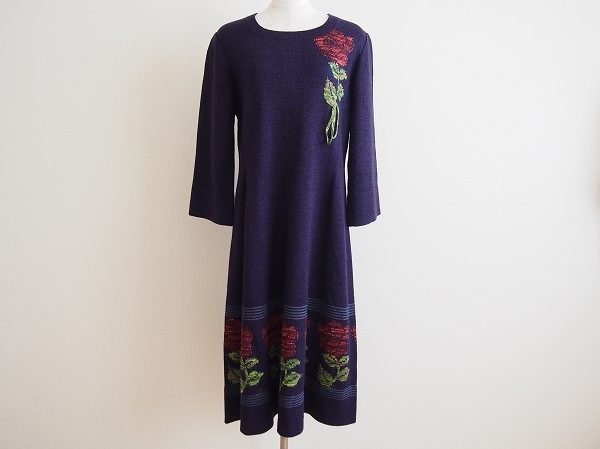 一人の編み手から統一感のあるエレガントさが生み出されている、斉藤都世子のニットワンピースを宅配買取いたしました