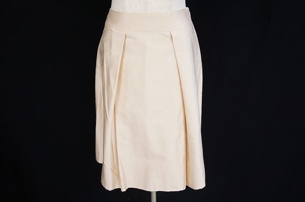 上品な毎日のコーデで大活躍しそうなハロッズのスカートを宅配買取いたしました