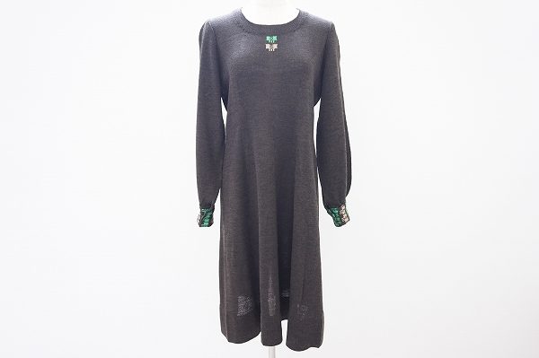 シックで落ち着いた雰囲気の斉藤都世子のニットワンピースを出張買取いたしました