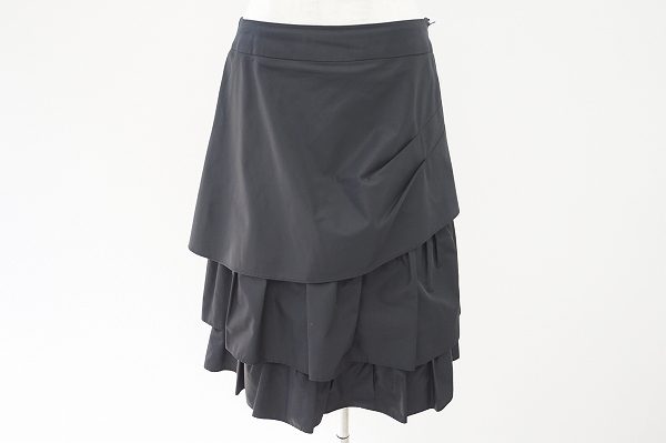ふんわりとした大胆なフリルがシンプルなのに個性的！エムズグレイシーのスカートを宅配買取いたしました