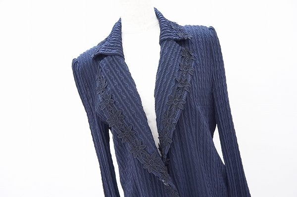 フラワーモチーフアクセントになった銀座マギーのジャケットを買い取りました