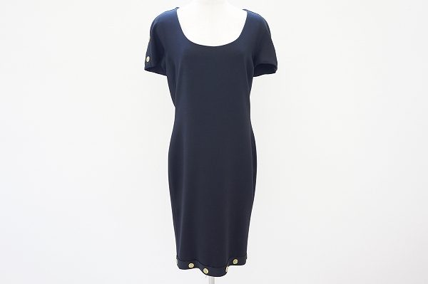 シンプルに女性の美しさを引き立たせる、ジャンニヴェルサーチのワンピースを出張買取いたしました