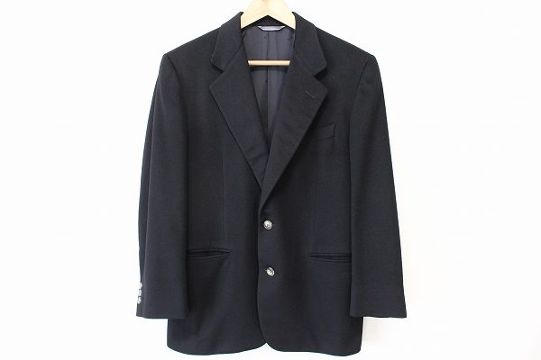 上品な着こなしに最適のヘルノのカシミヤ製ジャケットを買取ました