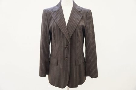 ビジネスシーンも安心！マックスマーラのストライプ調ジャケットをお譲りいただきました