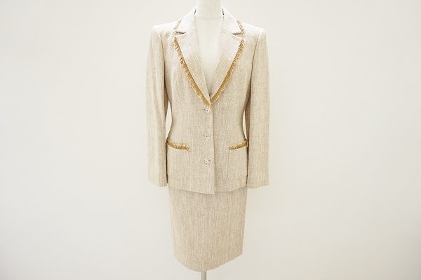 さりげないフリル使いがポイントのフェラガモのスーツを買い取りました