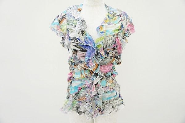 パーティーシーンにもおすすめしたいエスカーダのシフォントップスをお譲りいただきました