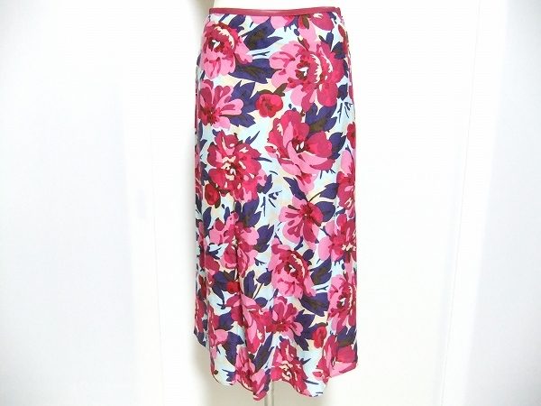 コーディネートで遊べそうなローラアシュレイのスカートをお譲りいただきました