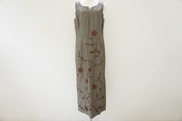 お花の刺繍が素敵なローラアシュレイのワンピースをお譲りいただきました