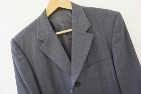 コーディネート次第で異なる表情が楽しめるタケオキクチのメンズスーツをお譲りいただきました