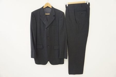 シックな装いにぜひ。タケオキクチのチャコールグレースーツをお譲りいただきました