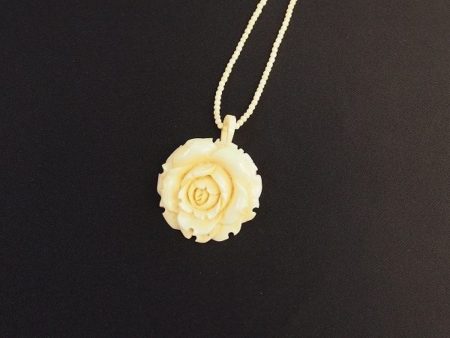 細かな手作業にて彫られた薔薇のデザインの象牙ネックレスを買取いたしました