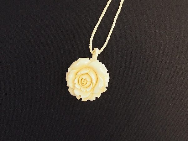 細かな手作業にて彫られた薔薇のデザインの象牙ネックレスを買取いたしました