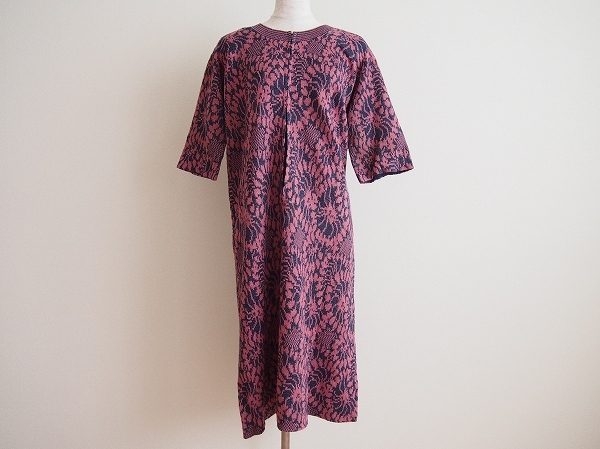 ネイビー×ピンク花の絶妙なバランス！斉藤都世子のニットワンピースを買取いたしました