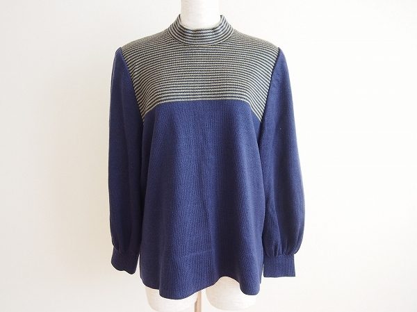 胸元から上のボーダーが顔まわりをすっきり華やかな印象を与える、斉藤都世子のニットを買取いたしました