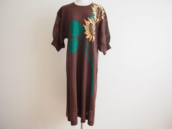 ヒマワリが季節感を感じさせる、斉藤都世子のニットワンピースを買取いたしました