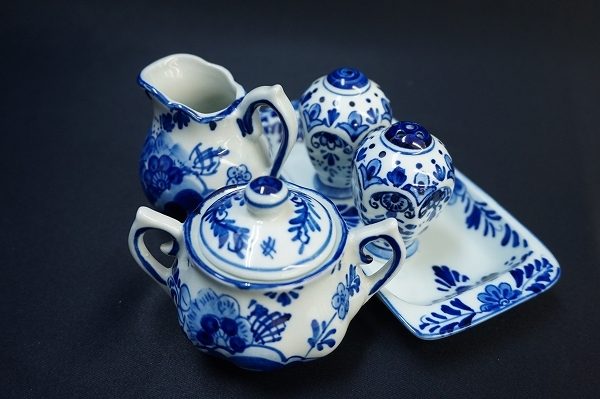 テーブルの上に爽やかな統一感をもたらすデルフトの調味料入れセットを買取いたしました