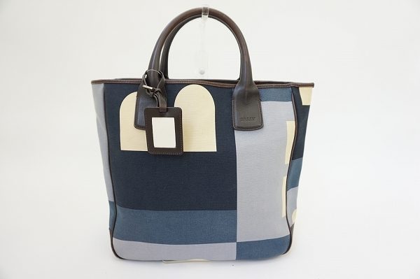 ポップな柄がスタイリングを華やかに!バリーのトートバッグをお譲りいただきました