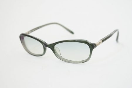 落ち着いたカラーでまぶしさを和らげ、日常使いにもピッタリなレイバンのサングラスを買取いたしました