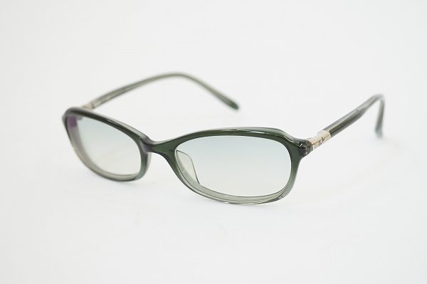 落ち着いたカラーでまぶしさを和らげ、日常使いにもピッタリなレイバンのサングラスを買取いたしました