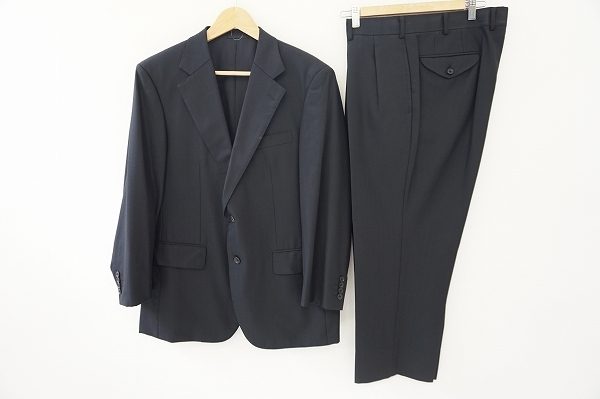 シンプルなブラックスーツでも高級感と上品さ、スタイリッシュさが滲み出るバーバリーのスーツを買取いたしました