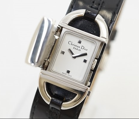 上品な大人の女性にこそ似合うデザインのDiorクリスチャンディオールのバングルウォッチを買取させて頂きました。