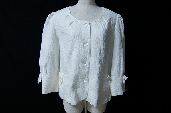 薔薇の刺繍が施された清潔感溢れるバラ色の暮し(バライロノクラシ)のホワイトのジャケットを買取致しました