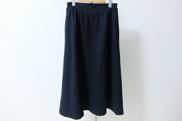 ブラックカラーでもウエストには薔薇デザインバラ色の暮し(バライロノクラシ)のスカートを買取致しました