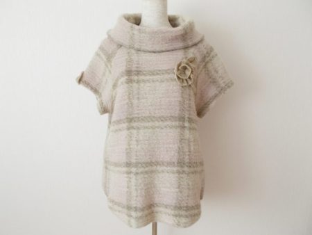 胸のバラモチーフアクセサリーが印象的なバラ色の暮し(バライロノクラシ)のニットを買取致しました