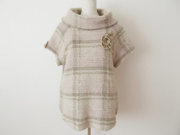 胸のバラモチーフアクセサリーが印象的なバラ色の暮し(バライロノクラシ)のニットを買取致しました