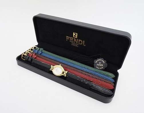 その日の気分、洋服の色味に合わせて付け替え可能な万能腕時計！フェンディ FENDI 腕時計 チェンジベルト 5色。