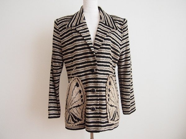 新鮮で大人っぽい印象の斉藤都世子のニットジャケットを買取いたしました