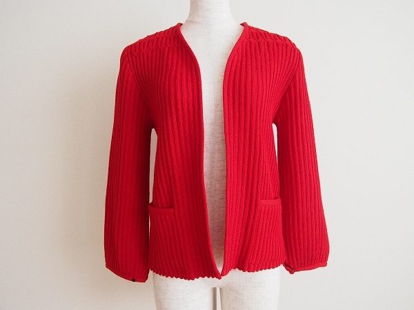 大人可愛いデザインでふんわりとした着心地の斉藤都世子のカーディガンを買取いたしました