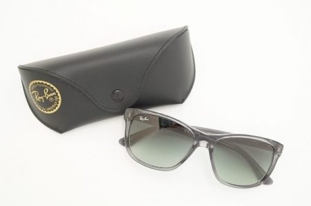 クリアなフレームが涼しげなレイバンのサングラスを買い取りました