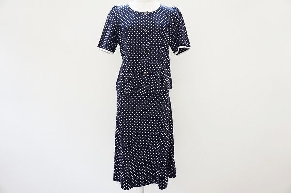 清楚で可愛らしい女性を演出する斉藤都世子のセットアップを買取いたしました