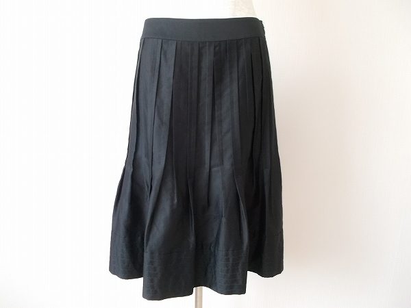 プリーツスカートとフレアスカートが合わさったデザインのレリアンのスカートをお売り頂きました