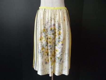 どの角度から見ても美しいデザインのエポカのスカートを買取いたしました