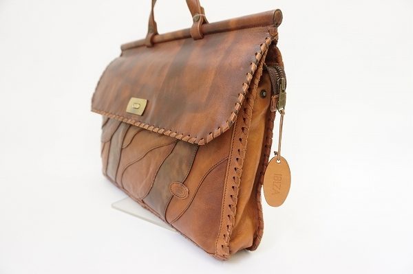 ユニセックスに使えそうなイビサのレザーバッグを買い取りました