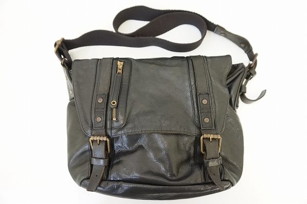 使いこむほどに味が出るレザーバッグ、マスターピースのショルダーバッグを買取いたしました