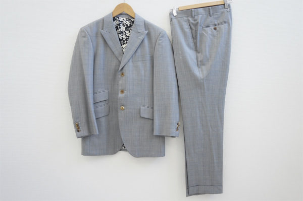 余裕のある大人の男性の格好良さを演出する、ダンヒルのスーツを買取いたしました