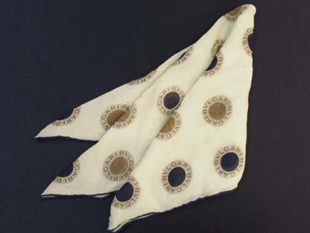 ブルガリのサークルデザイン白地×ネイビーの上質なスカーフを出張買取にてお売り頂きました