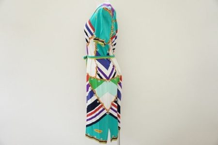 スカーフ風のプリントが目を引くレオナールのワンピースを買い取りました