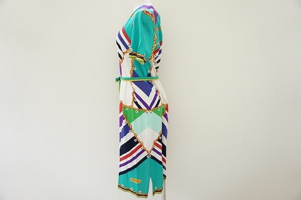 スカーフ風のプリントが目を引くレオナールのワンピースを買い取りました