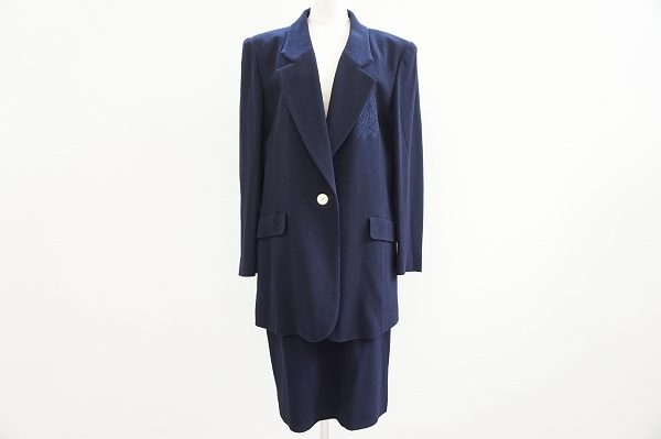 繊細な刺繍が美しいハナエモリのスーツを買い取りました