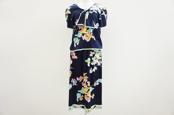 色鮮やかな美しいプリントで心華やぐ、レオナールのセットアップを買取いたしました