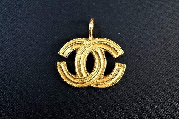 程よい大きさ、シャネルのペンダントトップ