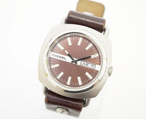 丸みのあるシンプルなデザインが素敵なディーゼル DIESELの腕時計を買取させて頂きました。