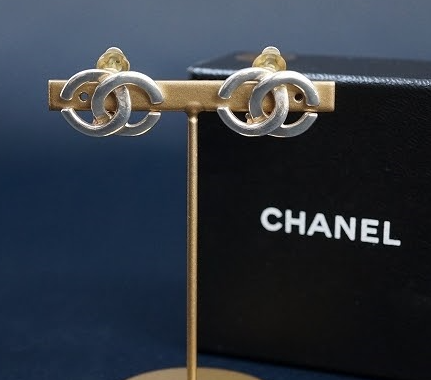 ココマークが上品なシンプルシルバーイヤリング！シャネル CHANEL